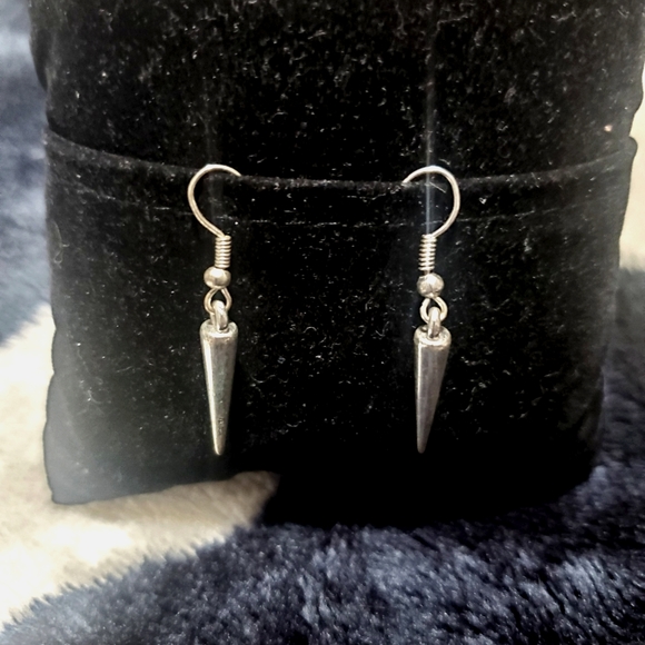 🧞♀️3 for $21🧞♀️Silver spike dangle earings